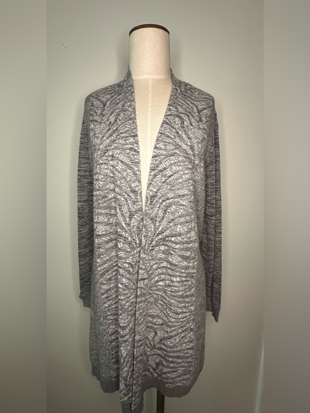 ZOZO long sleeve and longer length cardigan in shades of grey/ off white sz Lg
